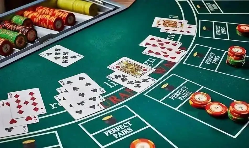 Live casino dealer at Dragon Tiger table